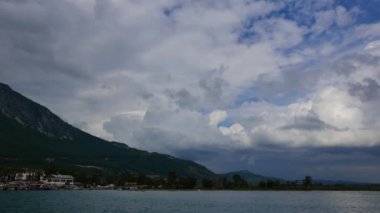 Bir karanlık, bulutlu bir bahar gününde kısmi görünümü Akyaka kıyı şeridi (Gökova Körfezi, Mugla, Turkey). Sakar Dağı nın Doğu etekler arka planda görülebilir.