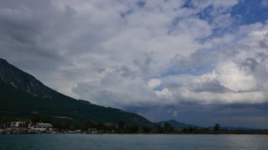 Bir karanlık, bulutlu bir bahar gününde kısmi görünümü Akyaka kıyı şeridi (Gökova Körfezi, Mugla, Turkey). Sakar Dağı nın Doğu etekler arka planda görülebilir. Zaman atlamalı sunulan.