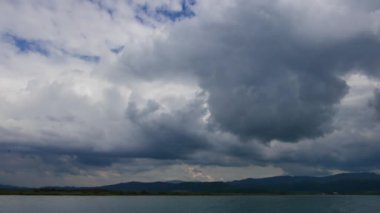 Akyaka kıyı şeridi (Gökova Körfezi, Mugla, Turkey) görünümünü bir karanlık, bulutlu bir bahar gününde. Kiteboard plaj parçası da uzaktan görülebilir.