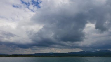 Akyaka kıyı şeridi (Gökova Körfezi, Mugla, Turkey) görünümünü bir karanlık, bulutlu bir bahar gününde. Kiteboard plaj parçası da uzaktan görülebilir.