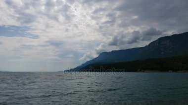 Akyaka kıyı (Gökova Körfezi, Mugla, Turkey) görünümünü karanlık, bulutlu, sisli bir günde. Bir fırtına geliyor gibi deniz kaba dönüyor.