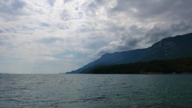 Akyaka kıyı (Gökova Körfezi, Mugla, Turkey) görünümünü karanlık, bulutlu, sisli bir günde. Bir fırtına geliyor gibi deniz kaba dönüyor.
