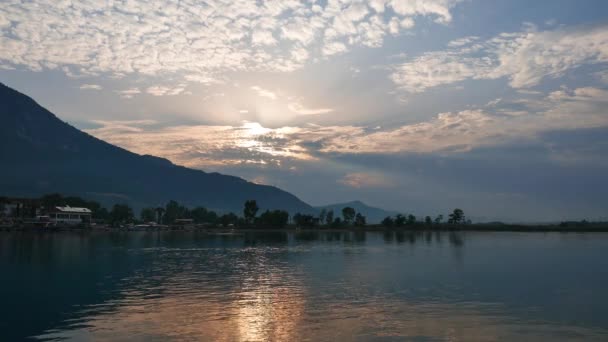 Een Kalme Bewolkte Zonsopgang Video Weergegeven Akyaka Kustlijn Golf Van — Stockvideo