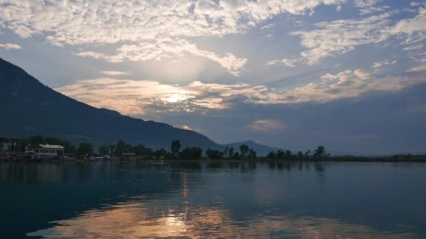 Een Kalme Bewolkte Zonsopgang Video Weergegeven Akyaka Kustlijn Golf Van — Stockvideo