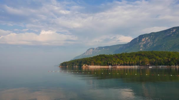 Akyaka 海岸线的部分视图 Gokova 土耳其 从码头上平静 朦胧的一天 在郁郁葱葱的地中海松林后面可以看到 Sakar — 图库视频影像