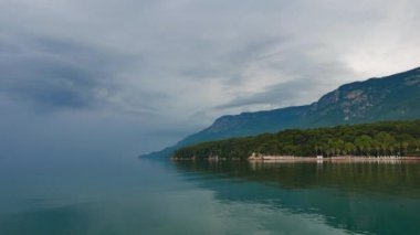 Çok sakin, puslu bir gün üzerinde kısmi görünümü Akyaka kıyısındaki (Gökova Körfezi, Mugla, Turkey). Ufuk, gökyüzünün rengi içine denizin rengini karıştırır.