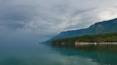 Sakin, bulutlu bir günde kısmi görünümü Akyaka kıyısındaki (Gökova Körfezi, Mugla, Turkey). Ufuk, gökyüzünün rengi içine denizin rengini karıştırır.