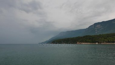 Sıkıcı, yağmurlu bir günde bir görünüm Akyaka kıyısındaki (Gökova Körfezi, Mugla, Turkey). Yağmur serpin Başlarken deniz kaba dönüyor. 