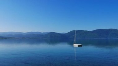 Akyaka kıyı şeridi (Gökova Körfezi, Muğla, Türkiye) plaja, pastoral bir bakış bir sessiz bahar sabahı. Su kadar sakin ve temiz bu yer-ebilmek var olmak seen. Kıyıya yakın yerde demirlemiş bir küçük yelkenli tekne oluşturulmasında da.