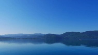 Akyaka kıyı şeridi (Gökova Körfezi, Ege Denizi) plaja, geniş açı bakış bir sessiz bahar sabahı. Yerel balıkçı teknesi-ebilmek var olmak seen uzakta, nets toplama sonra geri eve geliyor.