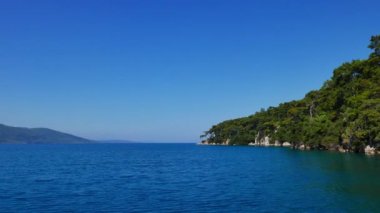 Cennet gibi bir görünüm şeridinin yemyeşil Akyaka (Gökova Körfezi, Mugla, Turkey) yaz göğün altında.