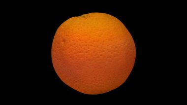 bir dönen 3d render turuncu siyah arka plan üzerine. Video sorunsuz döngü.