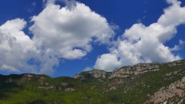 Sakar dağ (Gökova Körfezi, Ege Denizi) bir atış bir parlak bahar gününde. Alçak irtifa kümülüs bulutlar dağ tepe üzerinde hareket görülebilir. Zaman atlamalı sunulan.