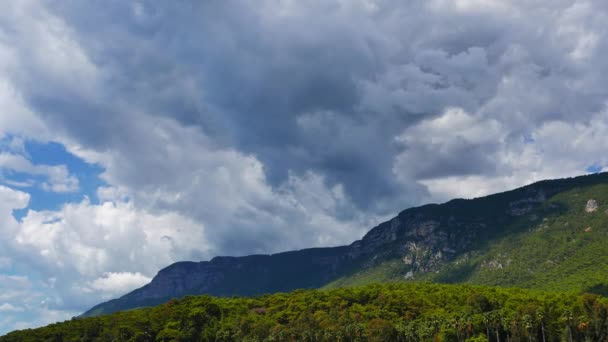 Ett Skott Sakar Berg Bukten Egeiska Havet Grumlig Vårdag Låg — Stockvideo