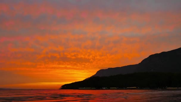 朱色が映える激しい高積雲アクヤカ海岸線 フェティエ湾 エーゲ海 から秋の日没ビデオ 時間の経過として提示 — ストック動画