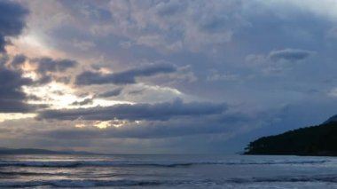 Akyaka kıyı şeridi (Gökova Körfezi, Ege Denizi), kumsalda sıçramasına dalgalar ile pitoresk bir sonbahar günbatımı video.