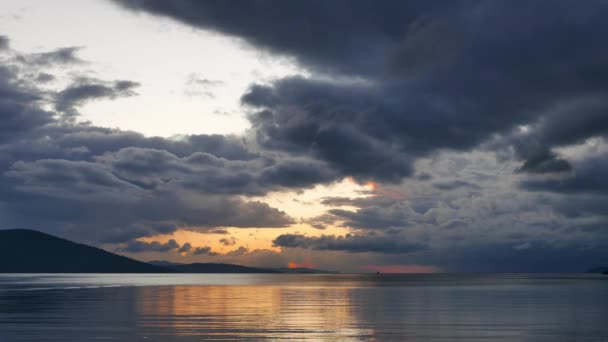 Akyaka海岸 爱琴海戈科娃湾 拍摄的多云 全景的秋季日落录像 太阳已经在地平线以下了 — 图库视频影像