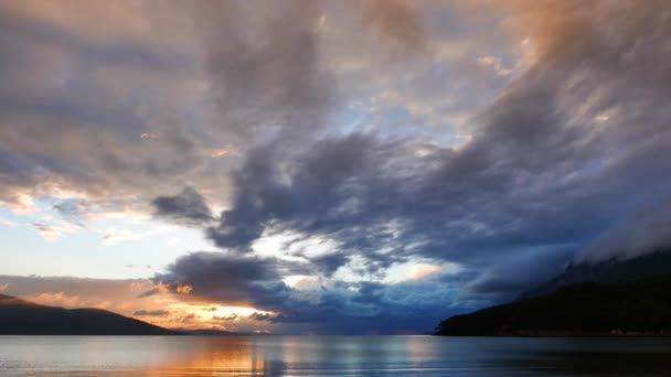 Vívido Panorámico Vídeo Puesta Sol Otoñal Las Costas Akyaka Golfo — Vídeos de Stock