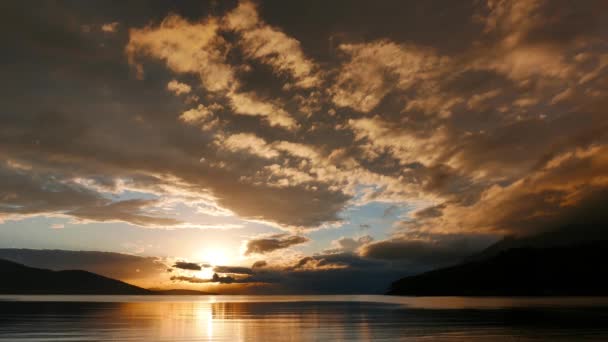 Een Bewolkt Natuurlijk Sepia Gekleurd Zonsondergang Video Tegenover Ingang Van — Stockvideo