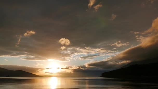 Een Bewolkte Natuurlijk Sepia Gekleurde Zonsondergang Video Tegenover Ingang Van — Stockvideo