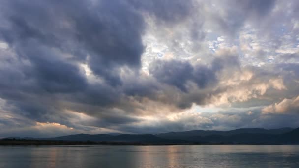一个阴天 秋季日出时间的视频显示 Akyaka 海岸线 Gokova 爱琴海 黄昏射线 形成对视频的结尾 — 图库视频影像