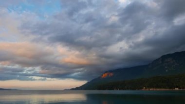 Sakin, bulutlu bir sonbahar gününde Akyaka kıyılarından (Gokova Körfezi, Ege Denizi) bir manzara.