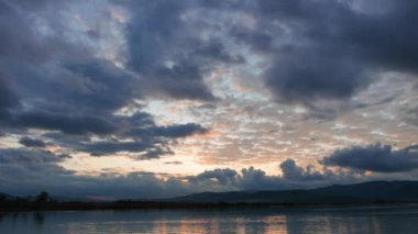 Akyaka kıyılarının (Gokova Körfezi, Ege Denizi) çok sayıda bulut katmanını gösteren bulutlu ama renkli bir sonbahar gündoğumu videosu.
