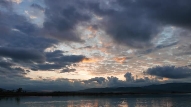 Akyaka海岸线 爱琴海戈科瓦湾 的一个阴云密布但五彩斑斓的秋日日出视频 显示了多云层 — 图库视频影像