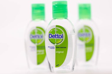 BAE Dubai, Circa 2020: Üç şişe Dettol el dezenfektanından oluşan bir grup..