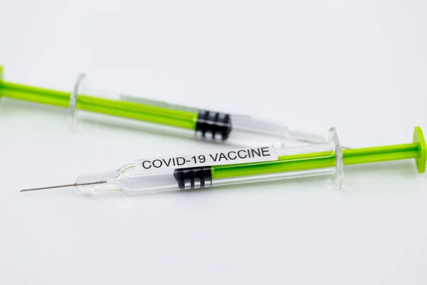 Dos Inyecciones Jeringa Con Vacuna Para Coronavirus Sobre Fondo Blanco —  Fotos de Stock