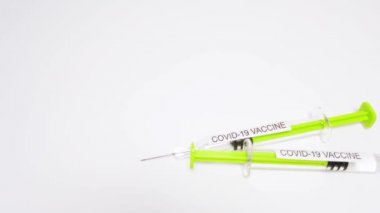 Koronavirüs aşısı için beyaz zemin üzerinde fotokopi alanı olan iki şırınga. COVID-19 aşı konsepti