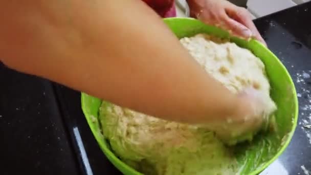 Les Jeunes Femmes Pétrissent Main Pâte Pain Dans Bol Vert — Video