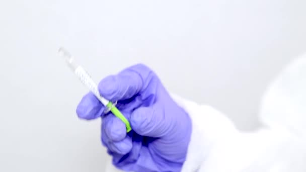 Microbioloog Medisch Medewerker Met Blauwe Chirurgische Handschoenen Die Het Vaccin — Stockvideo