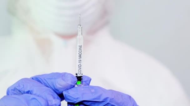 Μικροβιολόγος Ιατρός Μπλε Χειρουργικά Γάντια Που Κρατά Μια Σύριγγα Εμβόλιο — Αρχείο Βίντεο