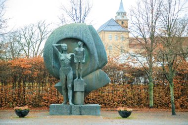 OSLO, NORway, .CIRCA 2020: Akershus kalesindeki 2. Dünya Savaşı kurbanları için Ulusal Anıt, Oslo. Gunnar Jansson 'ın heykeli.