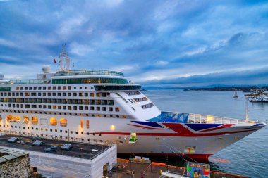 Norveç, Oslo, CIRCA 2020: P & O Cruises filosunun MV Aurora yolcu gemisi, covid19 kısıtlamaları nedeniyle limana yanaştı. Salgın nedeniyle yolcu gemisinin durması kavramı.