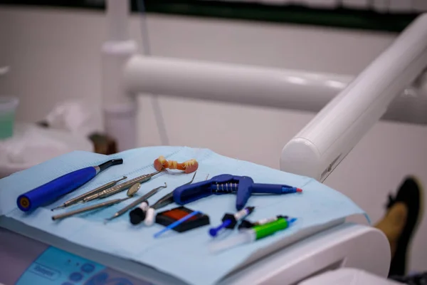 Ensemble Outils Équipement Médical Dentiste Sur Plateau Prêt Pour Traitement — Photo