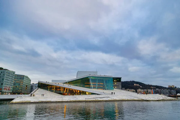 オスロ ノルウェー Circa 2020 フィヨルドから国立オスロオペラハウスへの美しい景色 — ストック写真