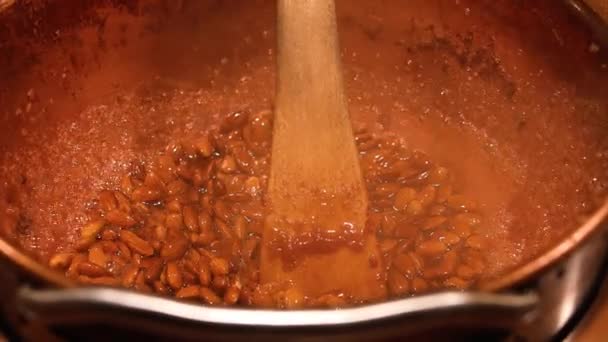 Skandinavischer Weihnachtsmarkt Mandeln Karamell Kochen Konzept Der Weihnachtstradition Kaltes Wetter — Stockvideo