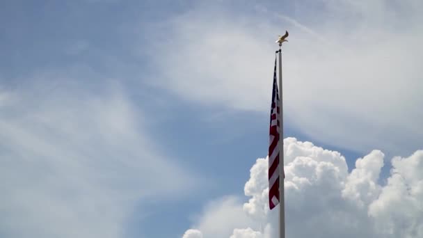 Amerikaanse Vlag Waait Wind Met Een Blauwe Lucht Achtergrond Amerikaanse — Stockvideo