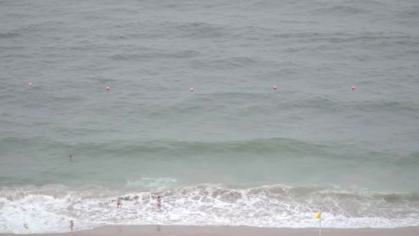 Fujairah Emirados Árabes Unidos Circa 2020 Pessoas Brincando Divertindo Praia — Vídeo de Stock