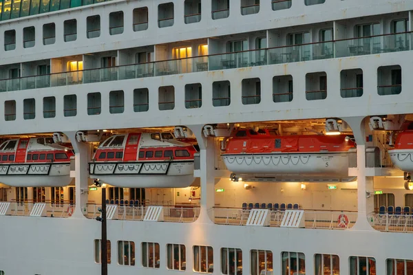 Norveç, Oslo, CIRCA 2020: P & O Cruises filosunun MV Aurora yolcu gemisinin 19 kısıtlaması nedeniyle limana yanaşması. Yolcu gemisinin koronavirüs salgını yüzünden para kaybetmesi kavramı
