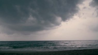 Fujairah, BAE 'de fırtınalı bir deniz. Kötü hava, kasırga mevsimi ve fırtınalı zamanlar kavramı