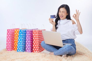 Genç bayan kişisel bilgisayar EC çevrimiçi alışveriş postası siparişi veren insan materyali. İnternetten konsept alışverişi