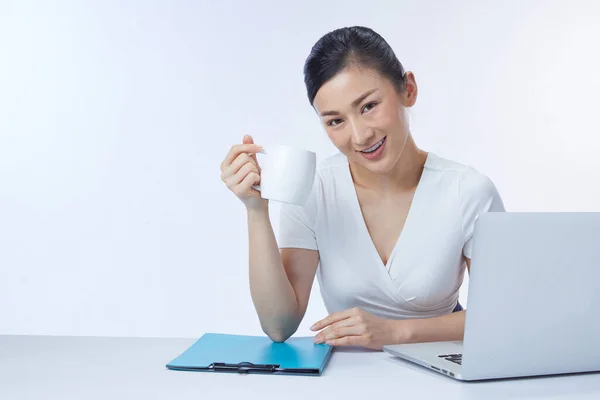 Foto Van Succesvolle Aziatische Vrouw Zittend Aan Tafel Werkend Met — Stockfoto