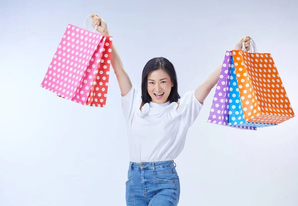 Conceito Compras Mulher Feliz Segurando Cartão Crédito Sacos Papel — Fotografia de Stock