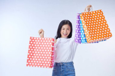 Alışveriş konsepti. Alışveriş torbaları tutan çok neşeli bir kadın