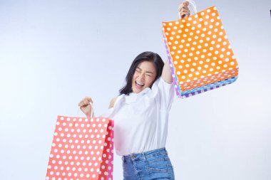 Alışveriş konsepti. Alışveriş torbaları tutan çok neşeli bir kadın