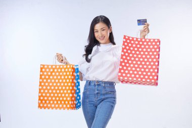 Alışveriş konsepti. Elinde kredi kartı ve çanta tutan çok neşeli bir kadın.