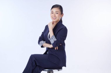 Sandalyede oturan çekici iş kadınının portresi. Reklam konsepti, iş